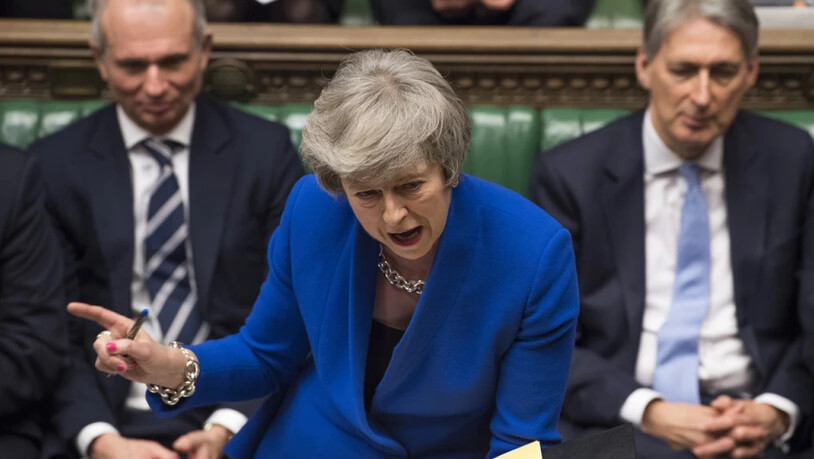 Theresa May am Mittwochabend im Parlament in London kurz vor der Vertrauensabstimmung, die sie dann gewann.