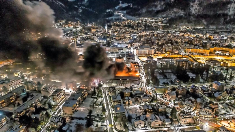 Bild der Zerstörung: Das Postauto-Depot in der Nähe des Churer Bahnhofs brennt komplett aus, es entsteht ein Schaden in Millionenhöhe. 