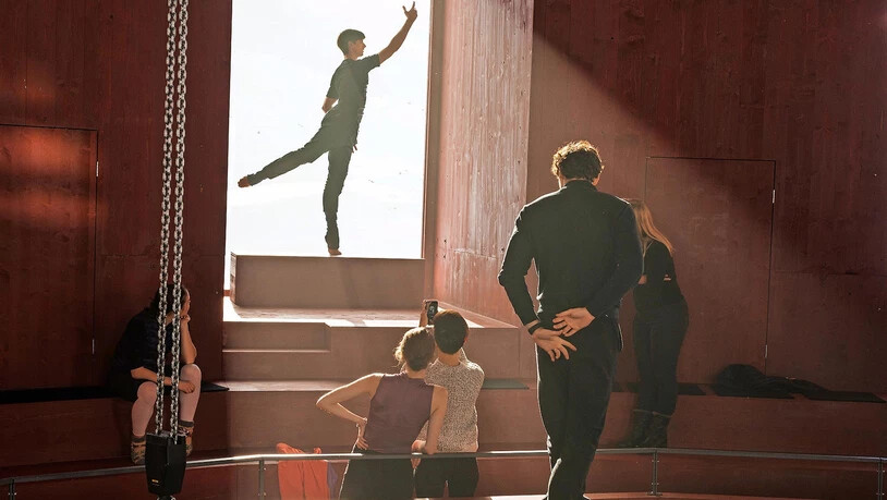 Ästetik im Turm: Selbst die Aufwärmübungen der Tänzer werden zum optischen Genuss.