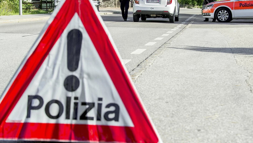 Die Kantonsstrasse zwischen Bellinzona und Locarno war nach dem Unfall für mehrere Stunden gesperrt. (Symbolbild)