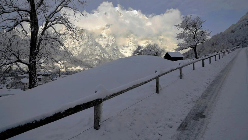 Morgenstimmung in Ennenda mit Sicht auf Wiggis nach Schneefall in der Nacht.