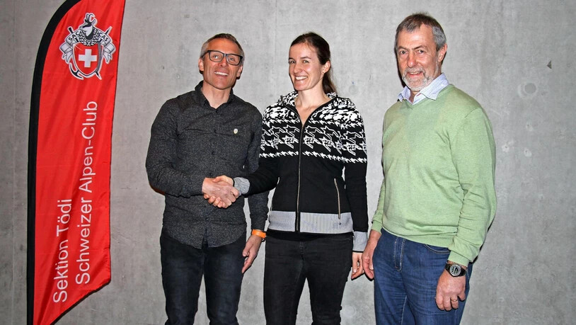 Verabschiedung und Begrüssung: SAC-Tödi-Präsident Beat Frefel (links) verabschiedet JO-Chefin Claudia Wild. Begrüsst wird hingegen der neue Beisitzer Ernst Müller (rechts), der in einem Jahr die Nachfolge von Beat Frefel antreten soll.