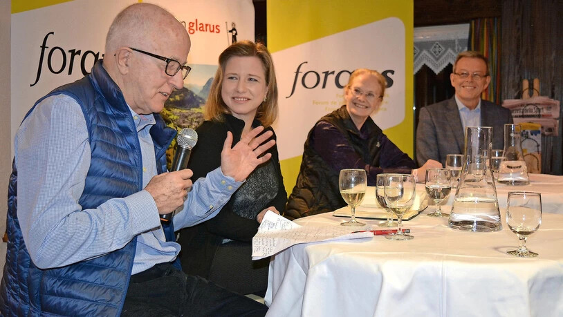 «Elefantenrunde»: Denis MacShane, Christa Markwalder, Jane Owen und Breifne O’Reilly (von links) debattieren über den Brexit oder «Brexshit». Bild Martin Meier