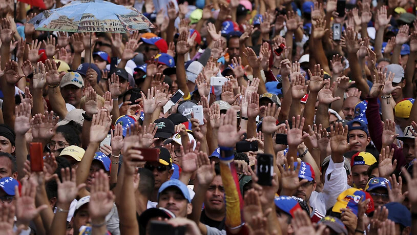 Massenproteste in Venezuela. Landesweit sind zehntausende Gegner und Anhänger des sozialistischen Präsidenten Nicolás Maduro auf die Strasse gegangen.