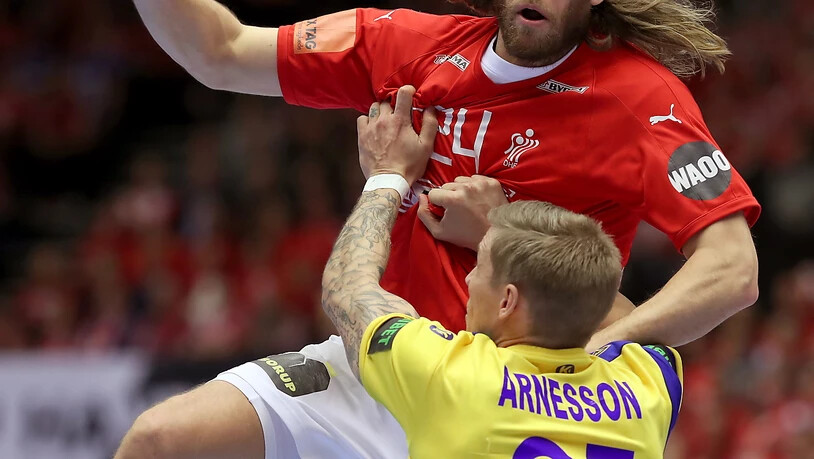 Die Schweden - hier stellvertretend Linus Arnesson gegen den Dänen Mikkel Hansen  - müssen untendurch.