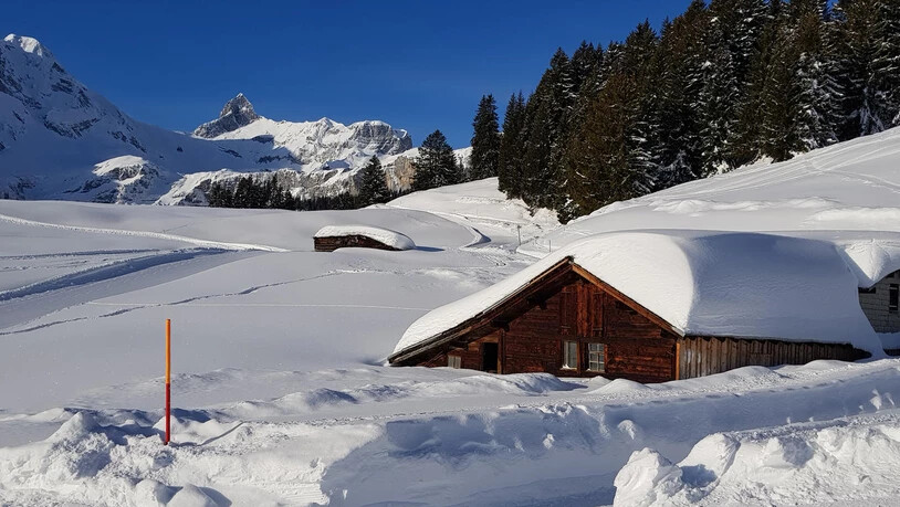 Schneedach in Schieflage in Braunwald.