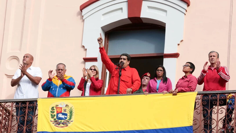 Der umstrittene Staatschef Nicólas Maduro (Mitte) schimpft am Mittwoch erneut gegen die USA und bricht die diplomatischen Beziehungen zu den Vereinigten Staaten ab.