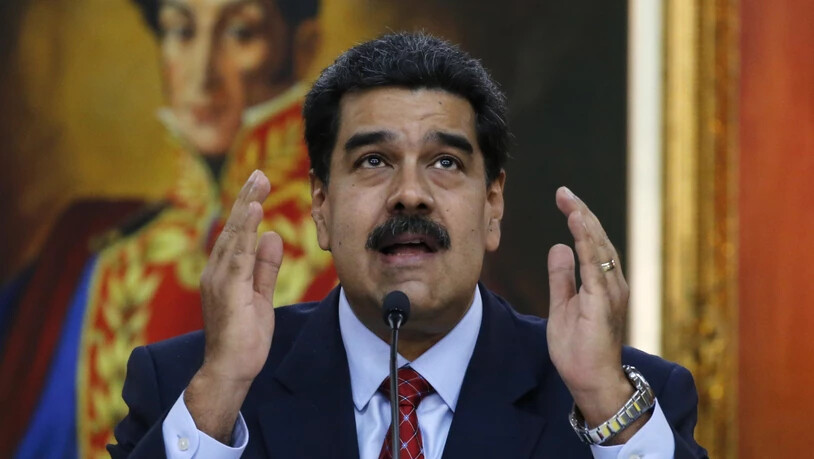 Ob ihm Simón Bolívar noch helfen kann? Maduro im Präsidentenpalast Miraflores unter einem Bild seines Idols, des Freiheitskämpfers ("El Libertador"), der vor rund 200 Jahren den Kampf gegen die spanischen Herren aufgenommen - und gewonnen - hatte.
