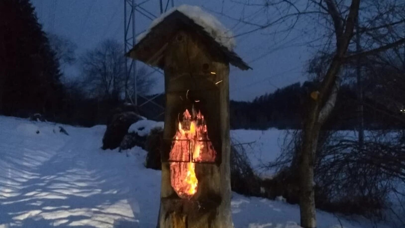 Diese Informationsstele ausserhalb von Domat/Ems ist abgebrannt.