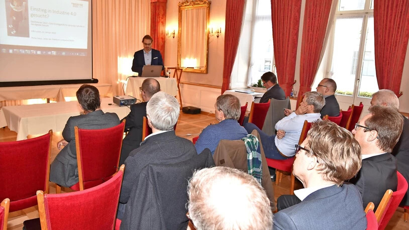 Gibt Tipps: Philip Hauri erklärt am Innovationsapéro im «Glarnerhof», wie Quickstarter beim Einstieg in die Industrie 4.0 helfen kann.