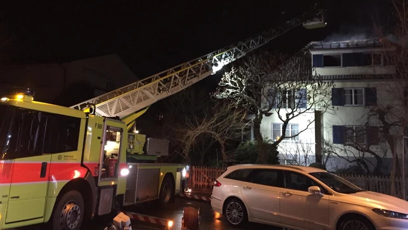 Feuerwehreinsatz im zürcherischen Opfikon: Ein Brand zerstörte mehrere Wohnungen in einem Mehrfamilienhaus.