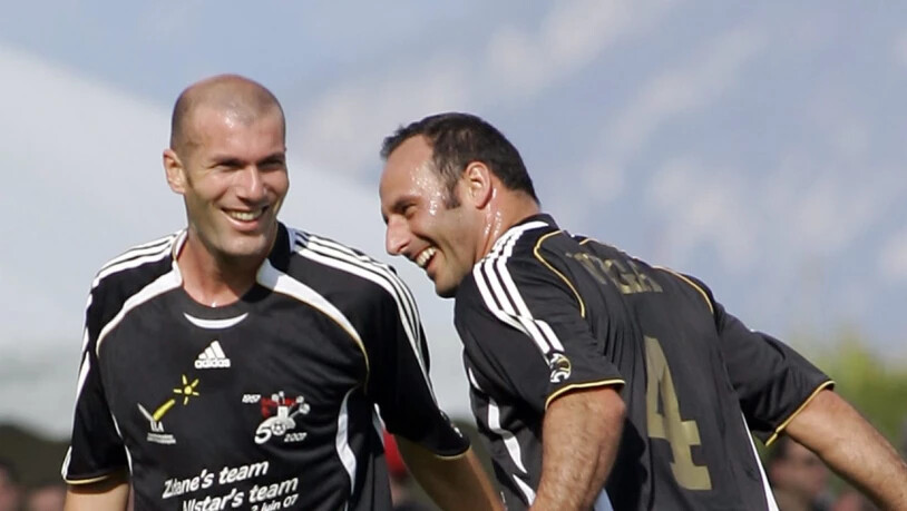 Ramon Vega (rechts), hier vor Jahren an einem Benefizspiel neben Zinedine Zidane, will nach seiner Aktivkarriere auch als Funktionär für Furore sorgen