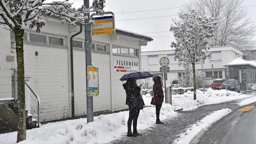 Kein Bus weit und breit: Passagiere warten bei der Haltestelle Burgerfeld in Uznach im Schneeregen. 