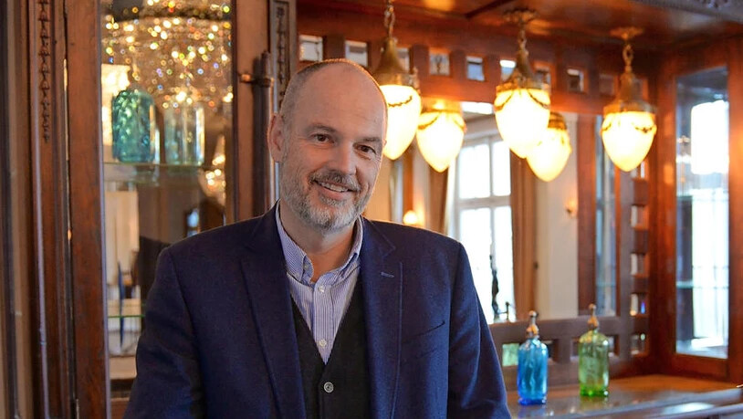 Manuel Rickenbach erläutert hinter der Bar im bereits renovierten Saal seine weiteren Umbaupläne.