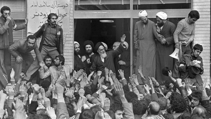 Der damals 76-jährige Khomeini wird am 1. Februar 1979 bei seiner Rückkehr in Teheran bejubelt. (Archivbild)