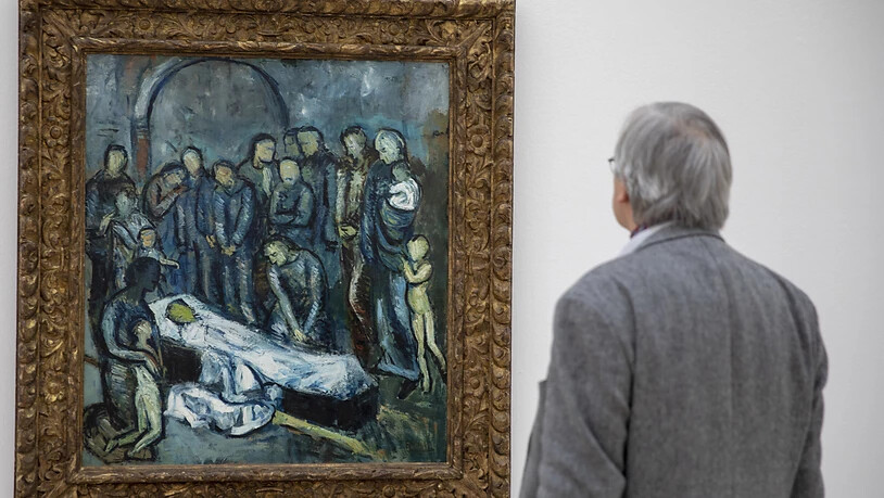 Ein Besucher betrachtet am Freitag in der Fondation Beyeler in Riehen bei Basel das Bild "La Mort (La Mise au tombeau)" (1901) von Pablo Picasso. Die Ausstellung "Der junge Picasso - Blaue und Rosa Periode" findet vom 3. Februar bis 26. Mai 2019 statt.