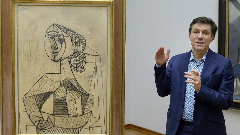 Josef Helfenstein, Direktor Kunstmuseum Basel, neben Pablo Picassos Bild "Femme dans un fauteuil".  Dieses schenkt die Christoph Merian Stiftung (CMS) neben sechs weiteren Meisterwerken dem Kunstmuseum Basel.(KEYSTONE/Georgios Kefalas)