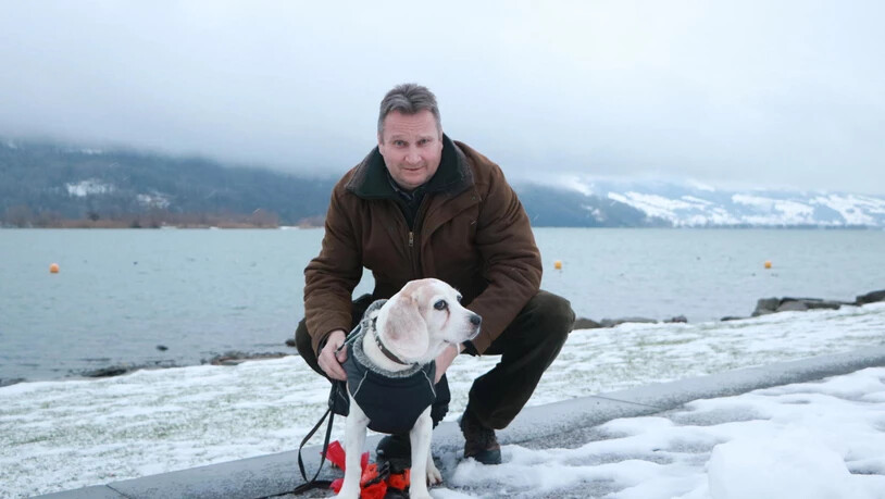 In der Kritik: René Marti mit seinem Hund am See in Schmerikon.