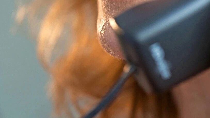 Das Sorgentelefon ist beliebt: Die Anzahl Anrufe auf Nummer 143 ist gestiegen, aber weniger stark als die Online-Anfragen.