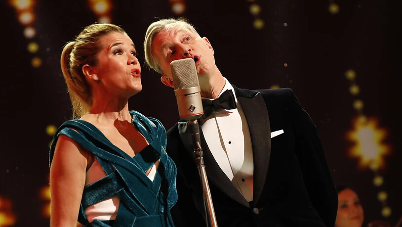 Bei der Eröffnung der Berlinale haben Moderatorin Anke Engelke und Sänger Max Raabe den scheidenden Festivaldirektor Kosslick  mit einem Lied begrüsst.