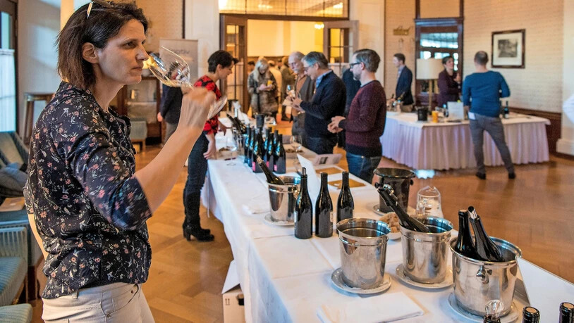 Bei der Degustation im  «Waldhaus Sils» kredenzte unter anderem Annatina Pelizzatti aus Jenins (vorne links) ihre Weine.