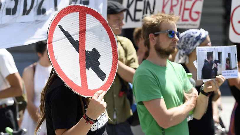 Demonstranten protestierten im vergangenen Sommer an einer Kundgebung in Bern gegen Waffenexporte in Bürgerkriegsländer. (Archivbild)