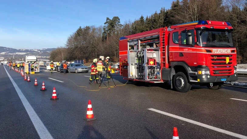 Bei einem von drei Auffahrunfällen am "Bürerstich" der Autobahn A1 bei Oberbüren SG wurde am Freitagmorgen eine Beifahrerin eines Autos tödlich verletzt. Fünf weitere Personen erlitten unbestimmte Verletzungen.