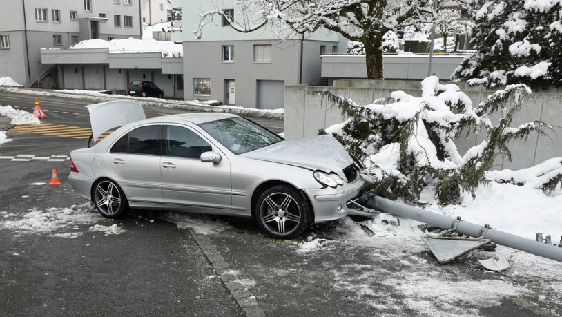 Leicht verletzt hat sich ein 14-Jähriger, der mit dem Auto seiner Eltern in Littau verunfallte.