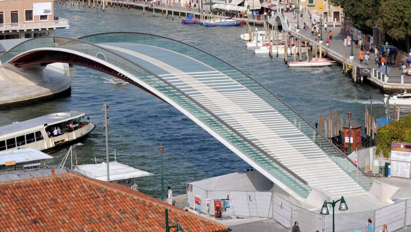 Die berühmt-berüchtigten Glasstufen der Calatrava-Brücke in Venedig werden nun durch Trachyt-Platten ersetzt. (Archiv)