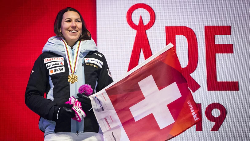 Wendy Holdener an der Medaillenzeremonie in Are mit Schweizer Fahne