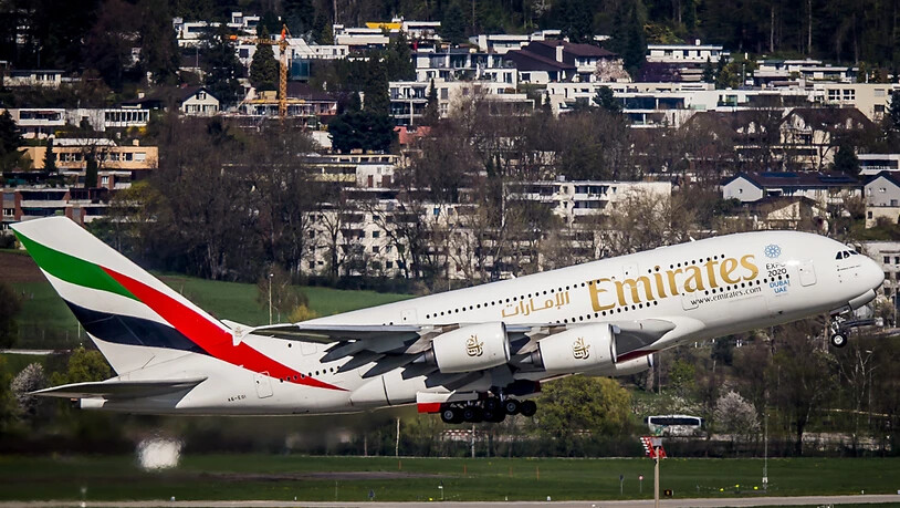 Schreckmoment für Flugpassagiere: Aus einem Airbus A380 der Fluggesellschaft Emirates ist nach der Landung in Zürich-Kloten Rauch gedrungen. Verletzt wurde niemand. (Archivbild)