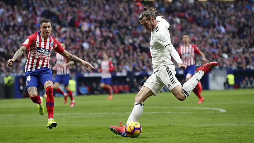 Gareth Bale setzt nach seiner Einwechslung zum Schuss an, der das 3:1 bedeutet