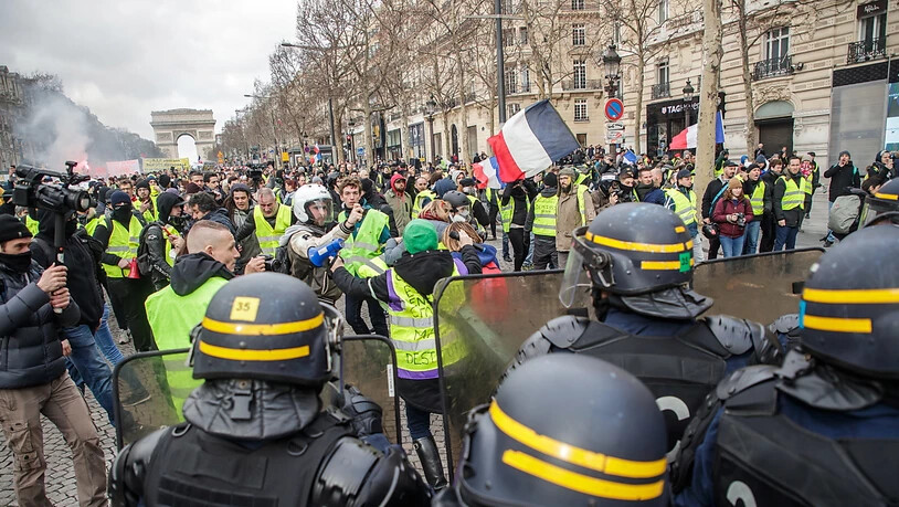 In Paris ist es rund drei Monate nach Beginn der Proteste bei "Gelbwesten"-Demonstrationen in Paris erneut zu Ausschreitungen mit mindestens einem Schwerverletzten gekommen.