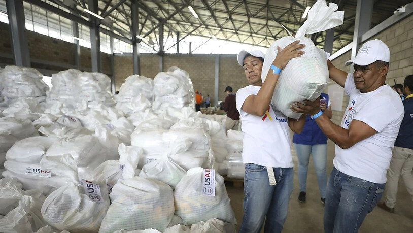 Hilfsgüter in einer Lagerhalle in der Nähe der Grenzstadt Cúcuta in Kolumbien. Nach Venezuela gebracht werden können sie nicht.