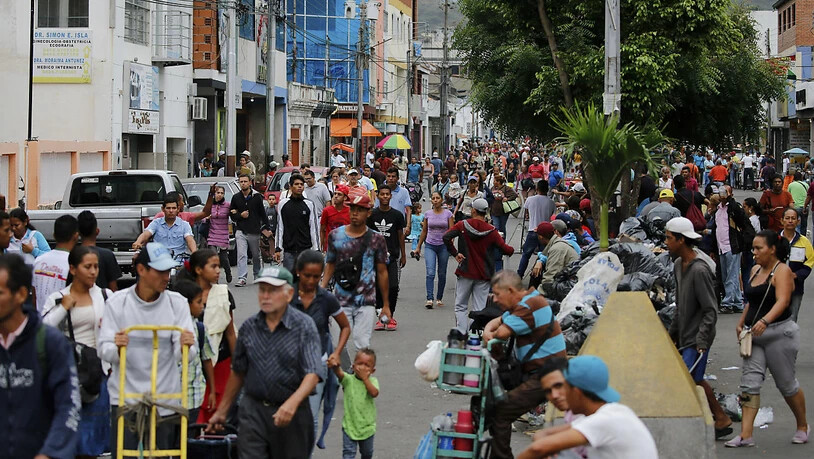 Venezolanerinnen und Venezolaner gehen in San Antonio zu Fuss über die Grenze nach Kolumbien. Einige kaufen im Nachbarland Essen und Medikamente, andere verlassen Venezuela für immer.