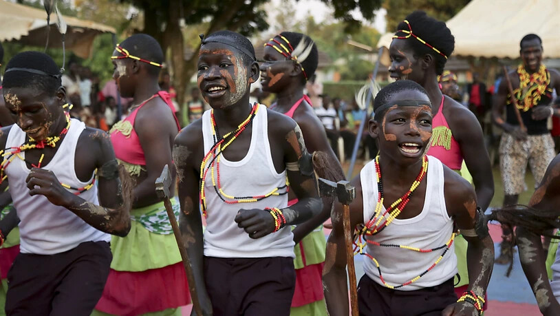 Schwierige Reintegration: Ehemalige Kindersoldaten tanzen im Rahmen der Musiktherapie zusammen mit der örtlichen Bevölkerung in Gulu, Uganda. Die Kinder wurden von der Lord's Resistance Army entführt und zwangsrekrutiert. (Archiv)