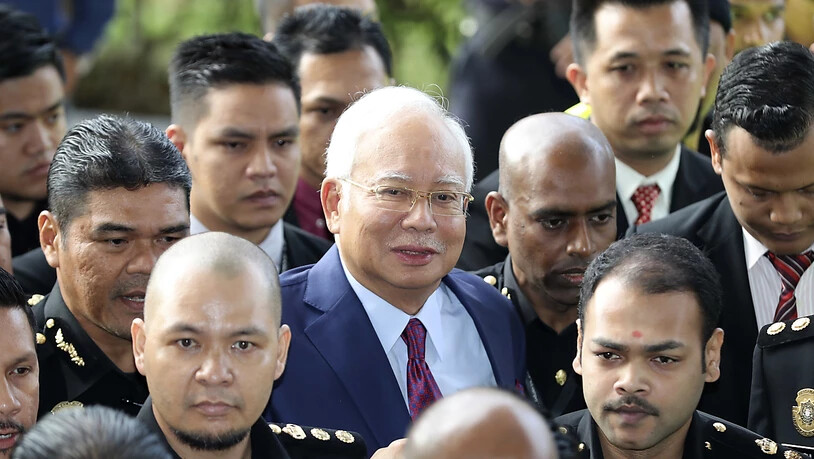 Soll Millionen Staatsgelder veruntreut haben: Malaysias Ex-Premier Najib Razak (Mitte, mit Krawatte) bei einem früheren Gerichtstermin. (Archiv)