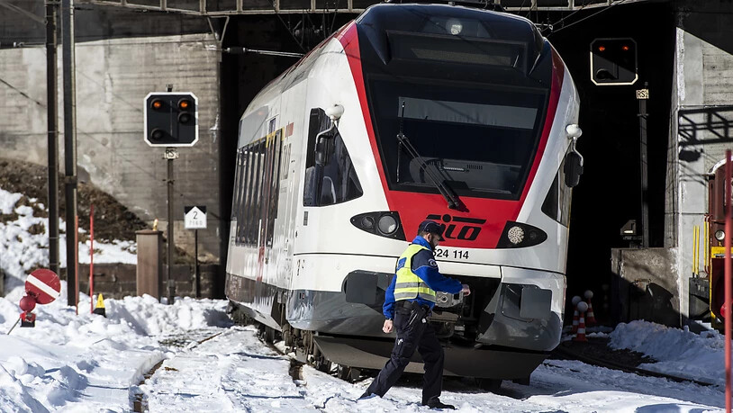 Der Unglückszug bei der Unfallstelle auf der Gotthard-Bergstrecke bei Airolo TI. Dort waren am vergangenen Dienstagmorgen zwei Bahnarbeiter vom Zug erfasst worden: Einer starb, der andere wurde schwer verletzt. Jetzt ermittelt die Staatsanwaltschaft. …