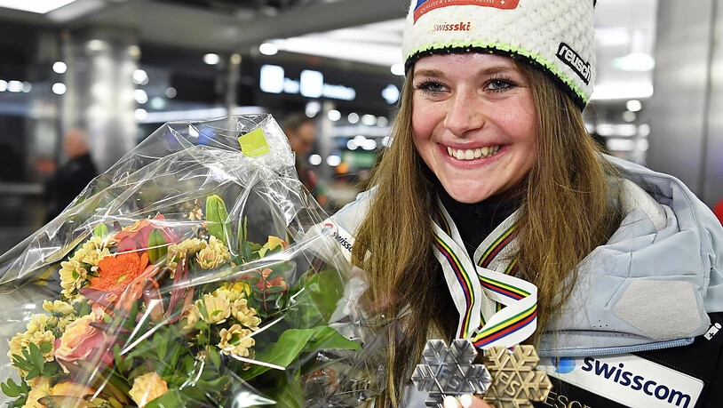 Mit den WM-Medaillen zurück in der Schweiz: Corinne Suter