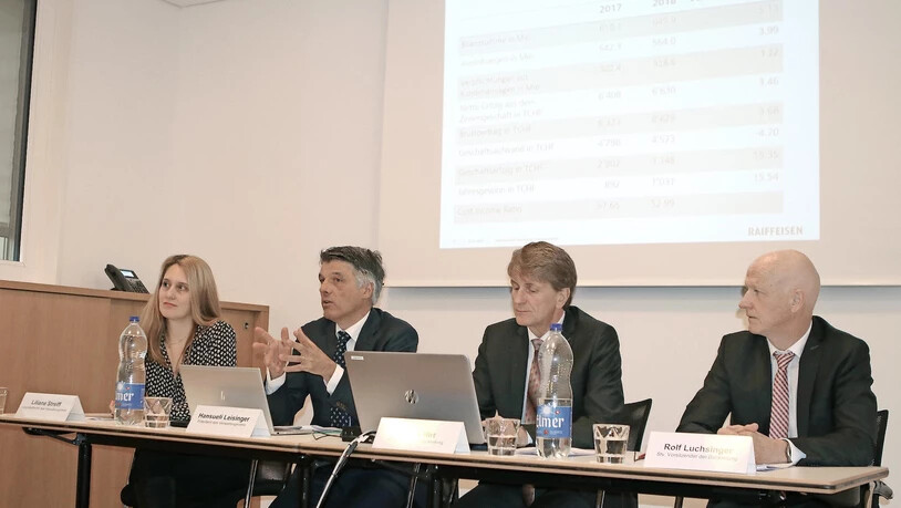 Zufriedene Bankleitung: Liliane Streiff (von links), Hansueli Leisinger, Stefan Hirt und Rolf Luchsinger präsentieren den Jahresabschluss 2018.