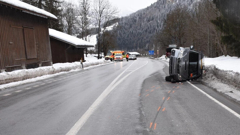 Dieses Auto überschlug sich bei Schnaus und landete auf der Fahrseite.