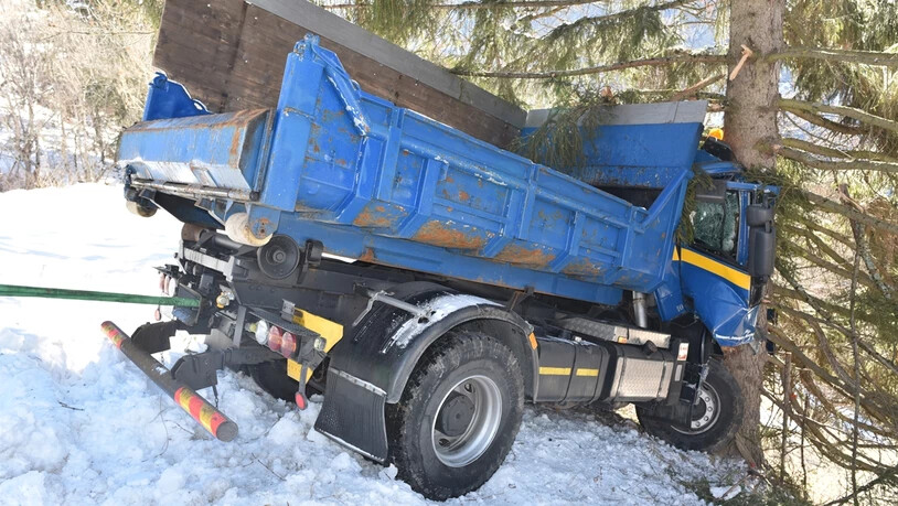 Dieser Lastwagen fuhr in Maladers eine Böschung hinunter und wurde erst von einem Baum gestoppt.