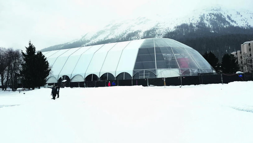 Das riesige Zelt steht auf der «Zirkuswiese» in St. Moritz Bad und ist für Touristen und Einheimische unübersehbar.