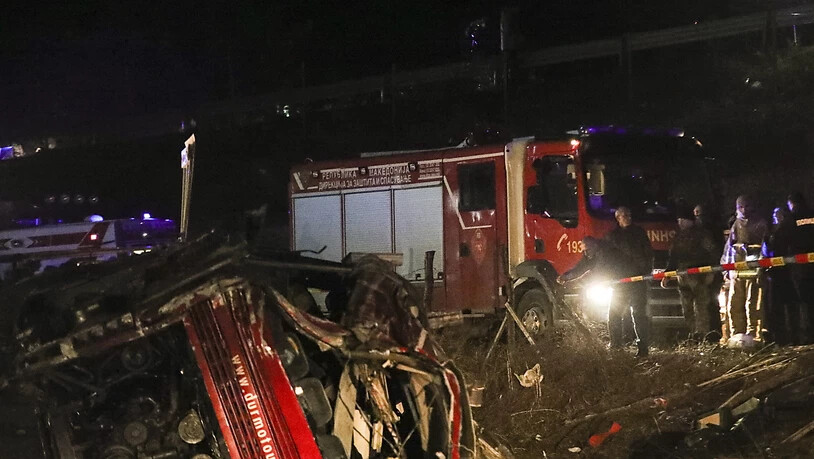 Polizei und Feuerwehr am Wrack des Unfallbusses. In Nordmazedonien starben beim Unfall 14 Menschen.