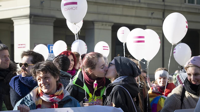 Am Valentinstag haben homosexuelle Paare an einer Kundgebung die rasche Öffnung der Ehe für alle gefordert. Die Rechtskommission hat gleichentags einen Gesetzesentwurf verabschiedet.