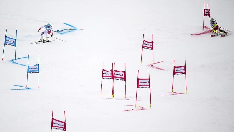 Wendy Holdener (links) und die Österreicherin Katharina Liensberger beim Parallel-Slalom in St. Moritz
