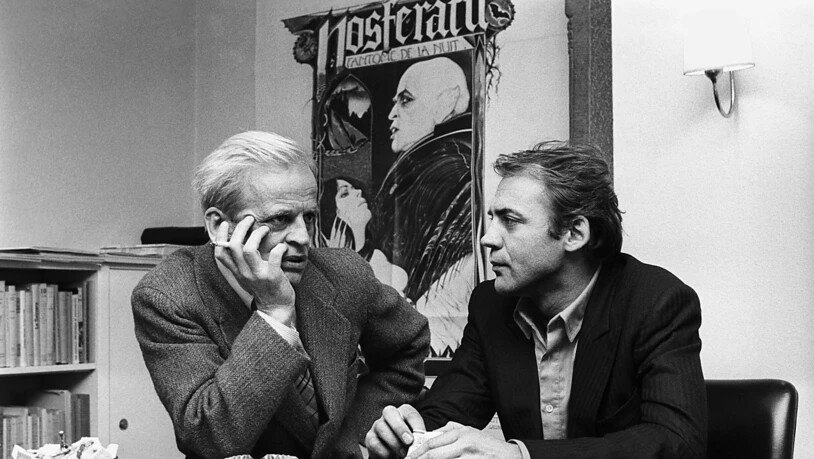 Der Schauspieler Bruno Ganz, rechts, am 14. Februar 1979 in Zürich im Gespräch mit dem Schauspieler Klaus Kinski, links, anlässlich der Pressevisionierung des Films "Nosferatu". (Archiv)