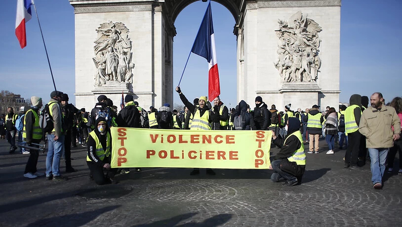In Paris und anderen Städten Frankreichs sind am Samstag erneut tausende Menschen gegen die Regierung auf die Strasse gegangen.