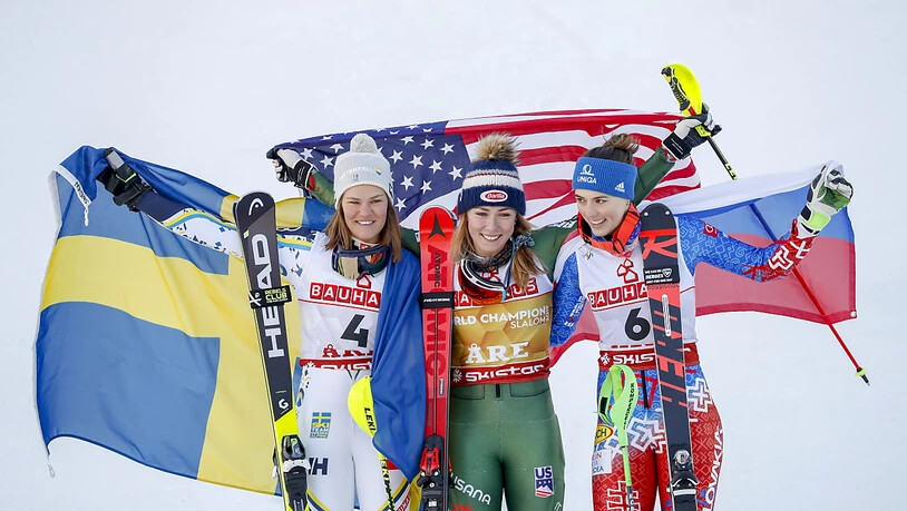 Die Medaillengewinnerinnen des Slaloms: links von Mikaela Shiffrin die Schwedin Anna Swenn Larsson, rechts die Slowakin Petra Vlhova