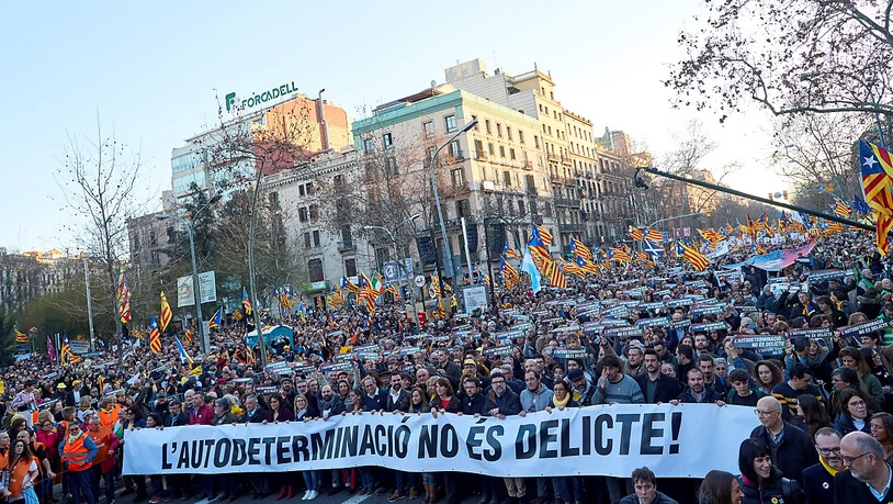 "Selbstbestimmung ist kein Verbrechen", steht auf dem Transparent. Mindestens 200'000 Menschen protestierten in Barcelona gegen den Prozess gegen zwölf katalanische Unabhängigkeitsführer.